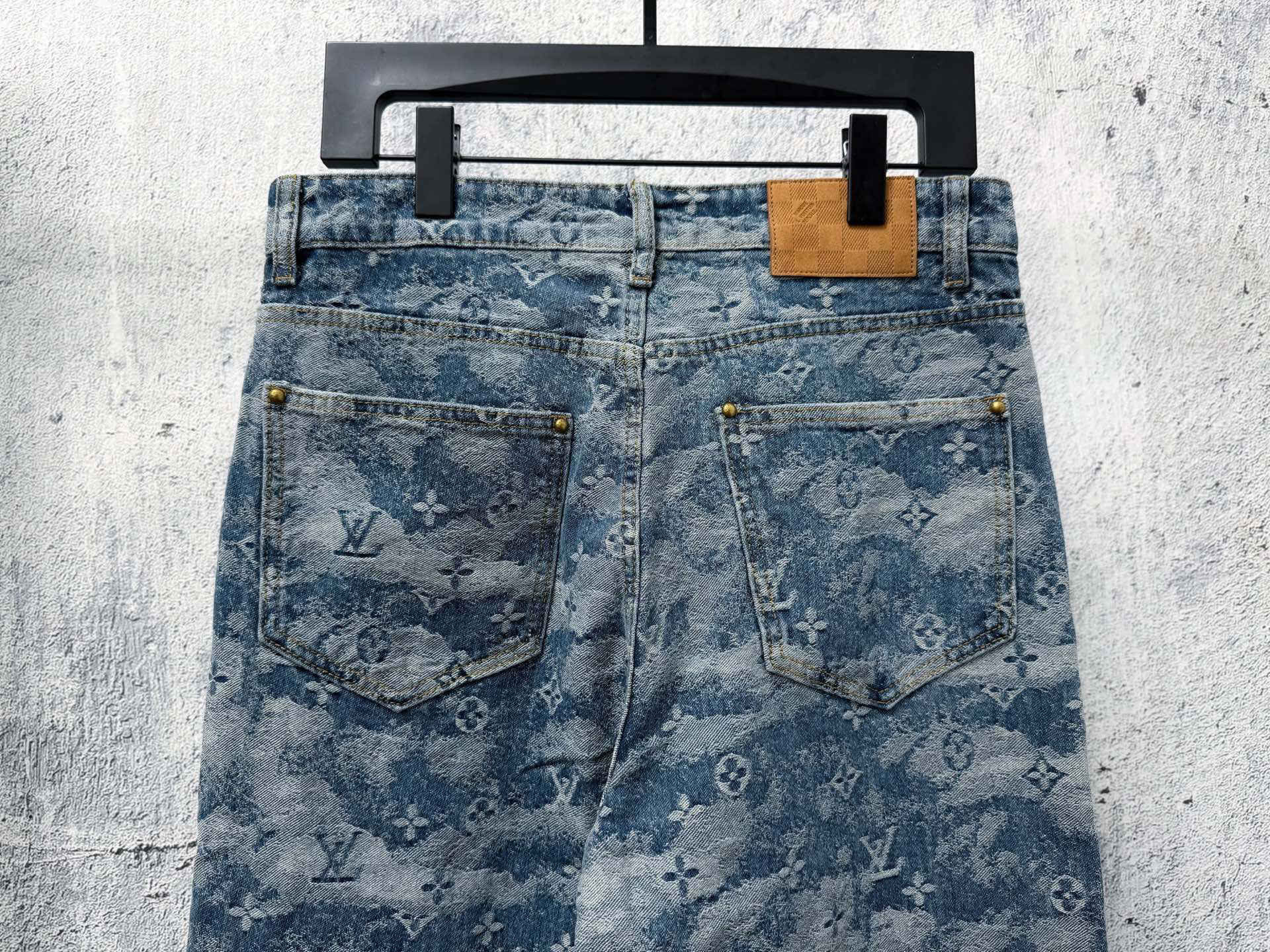 Louis Vuitton Pants in White