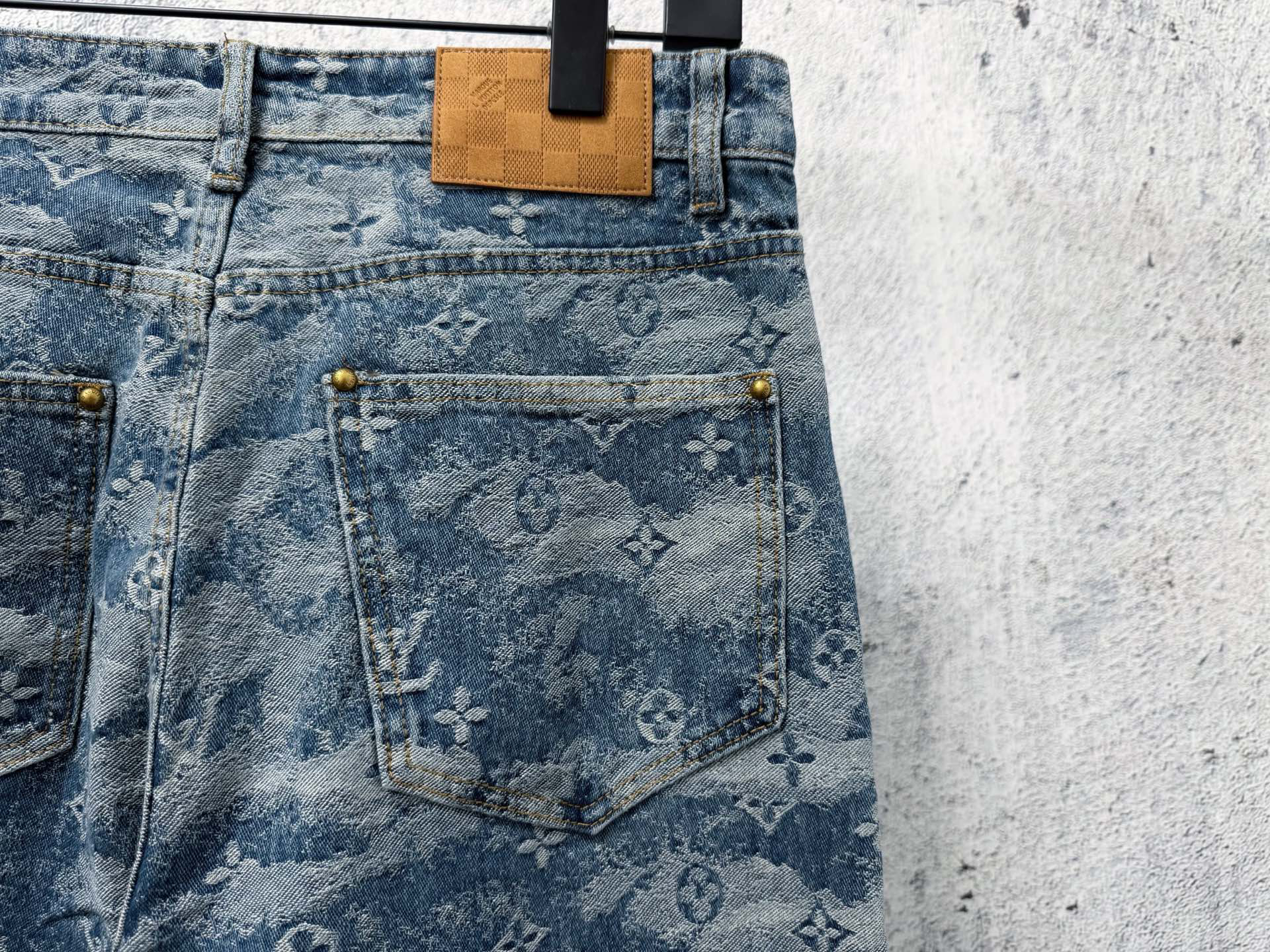 Louis Vuitton Pants in White
