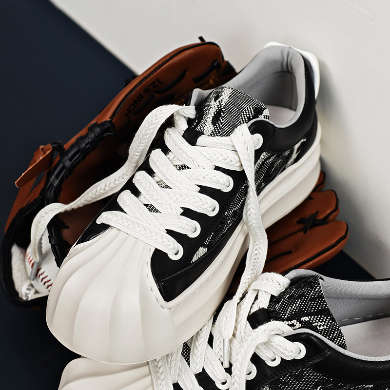 null Sneakers
