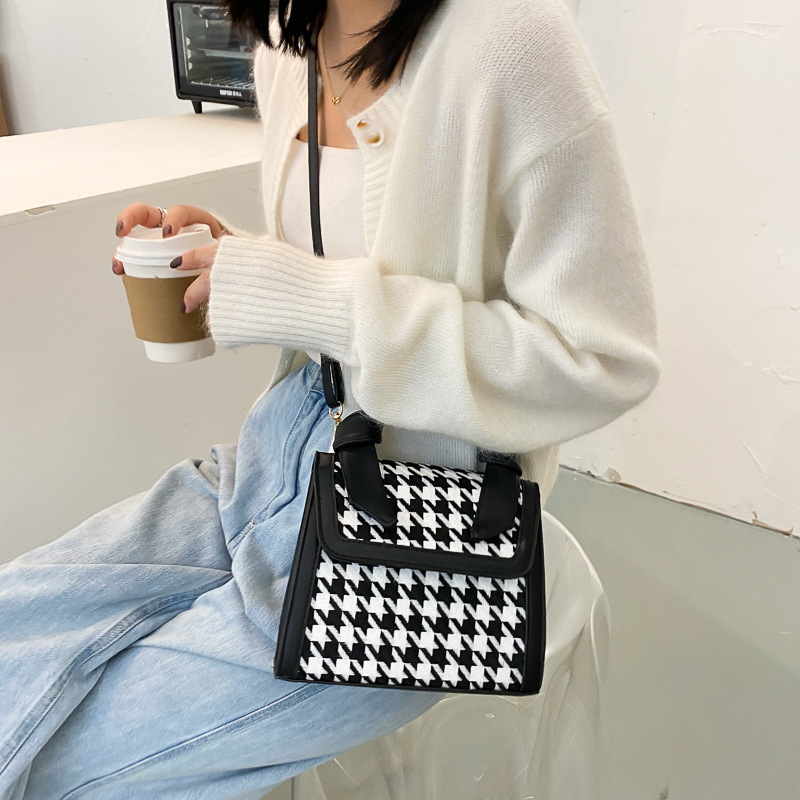 null Shoulder Bag