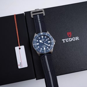 null Watch in Black
