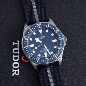 null Watch in Black