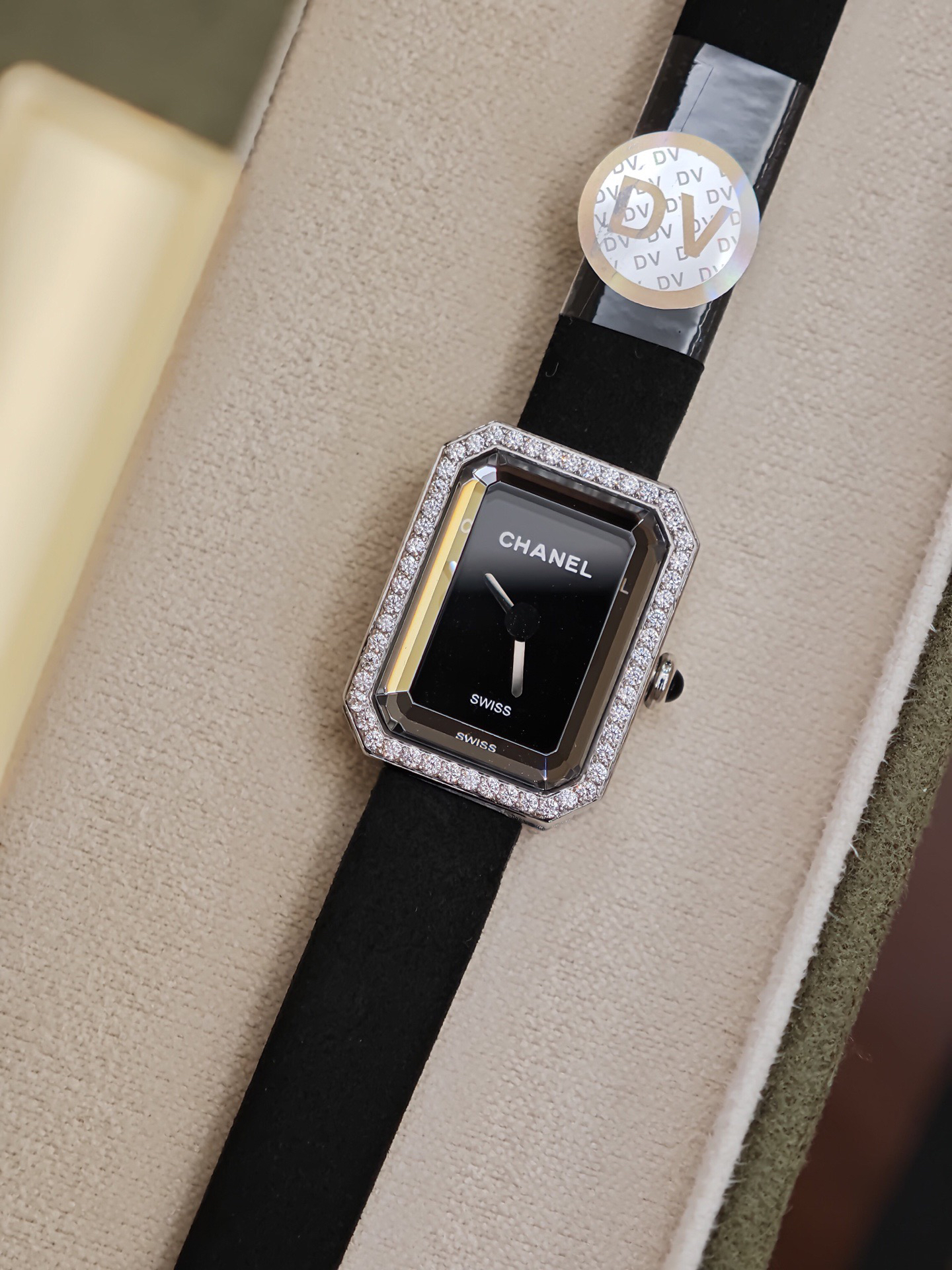 null Watch H6125 in Black