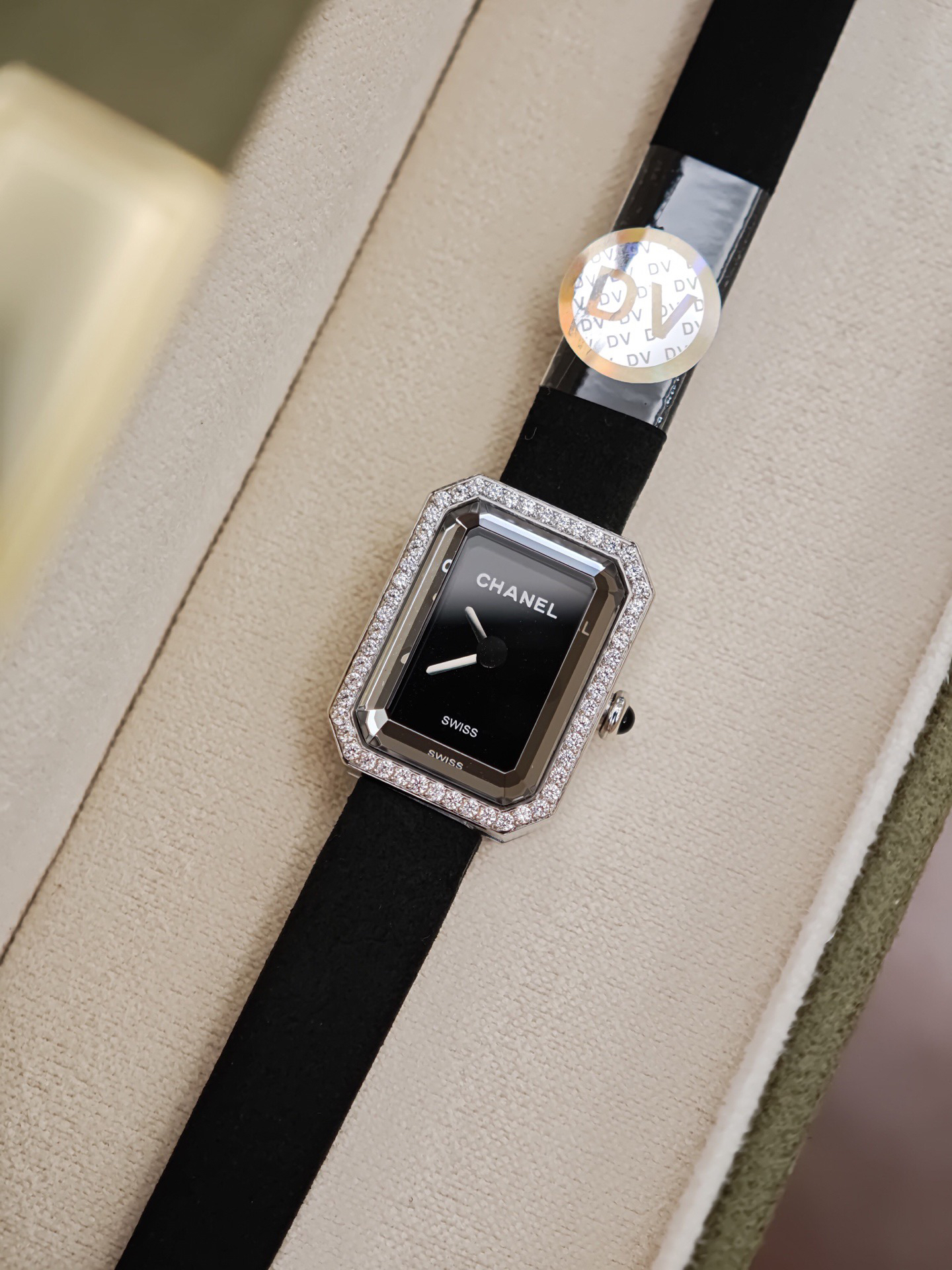 null Watch H6125 in Black