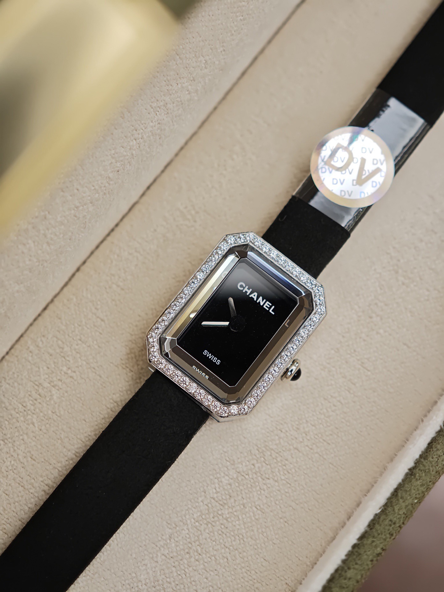 null Watch H6125 in Black