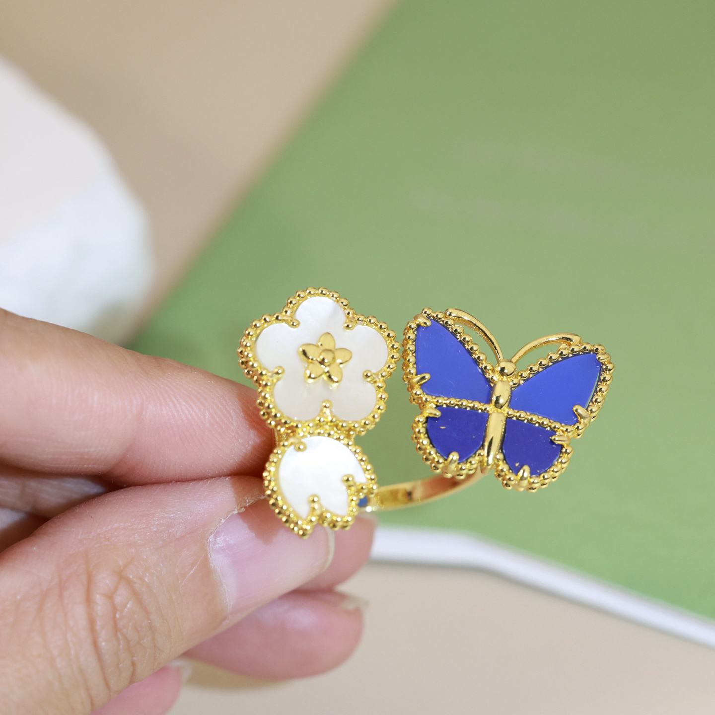 Van Cleef & Arpels Ring - view 2