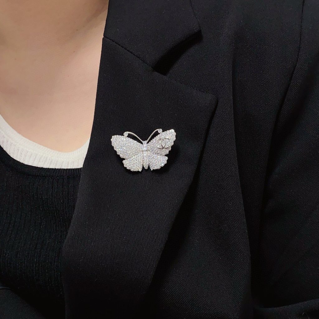 Brooch - view 1