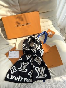 Louis Vuitton Scarf - view 7