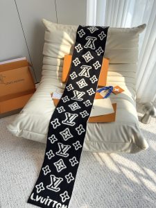 Louis Vuitton Scarf - view 9