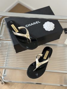 Chanel Slides - view 4