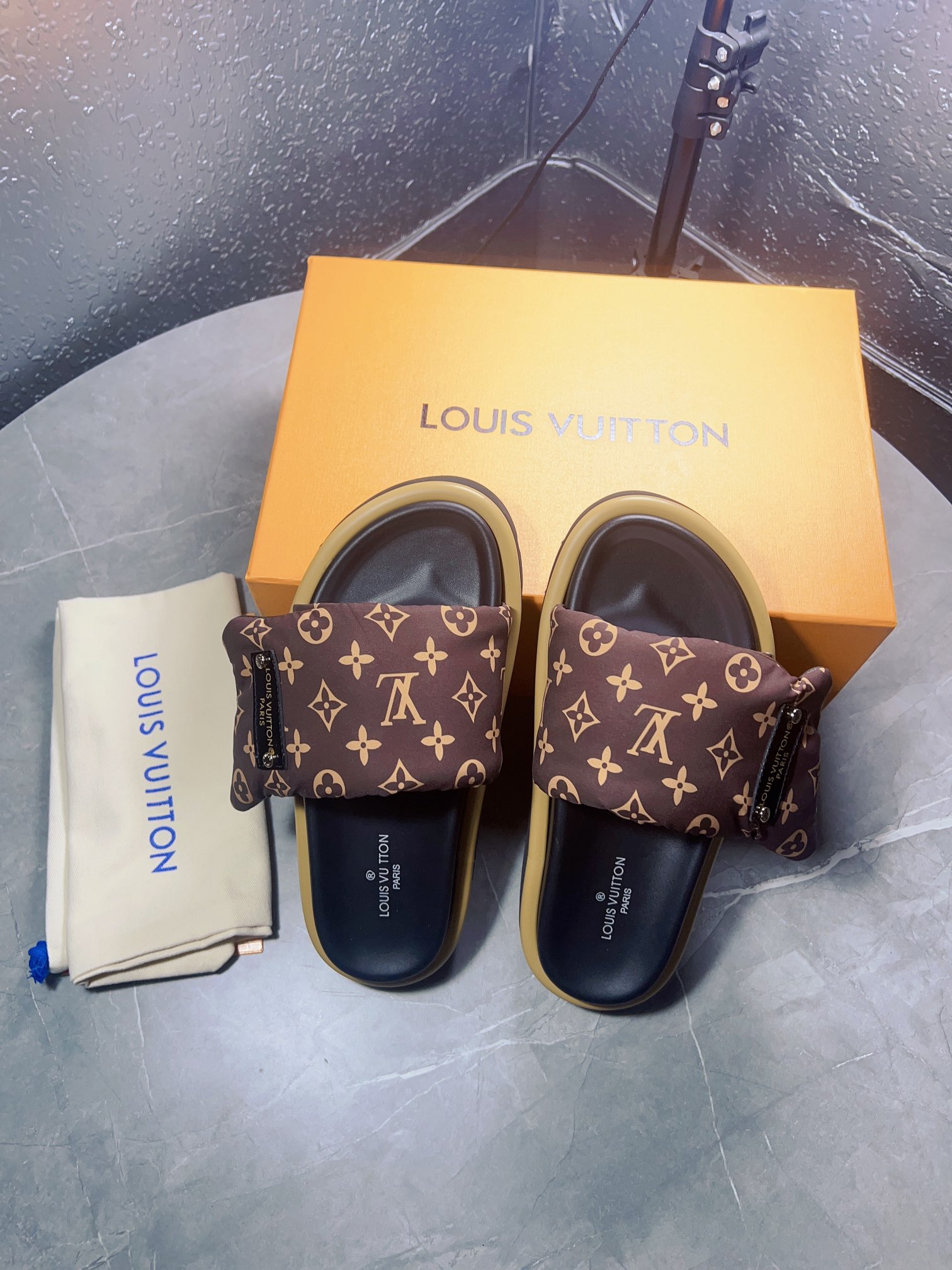 Louis Vuitton Slides - view 6
