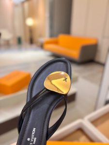 Louis Vuitton Slides - view 9