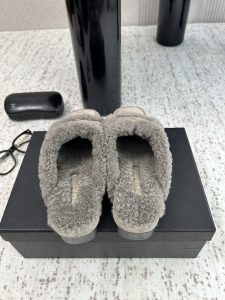 Chanel Slides - view 3