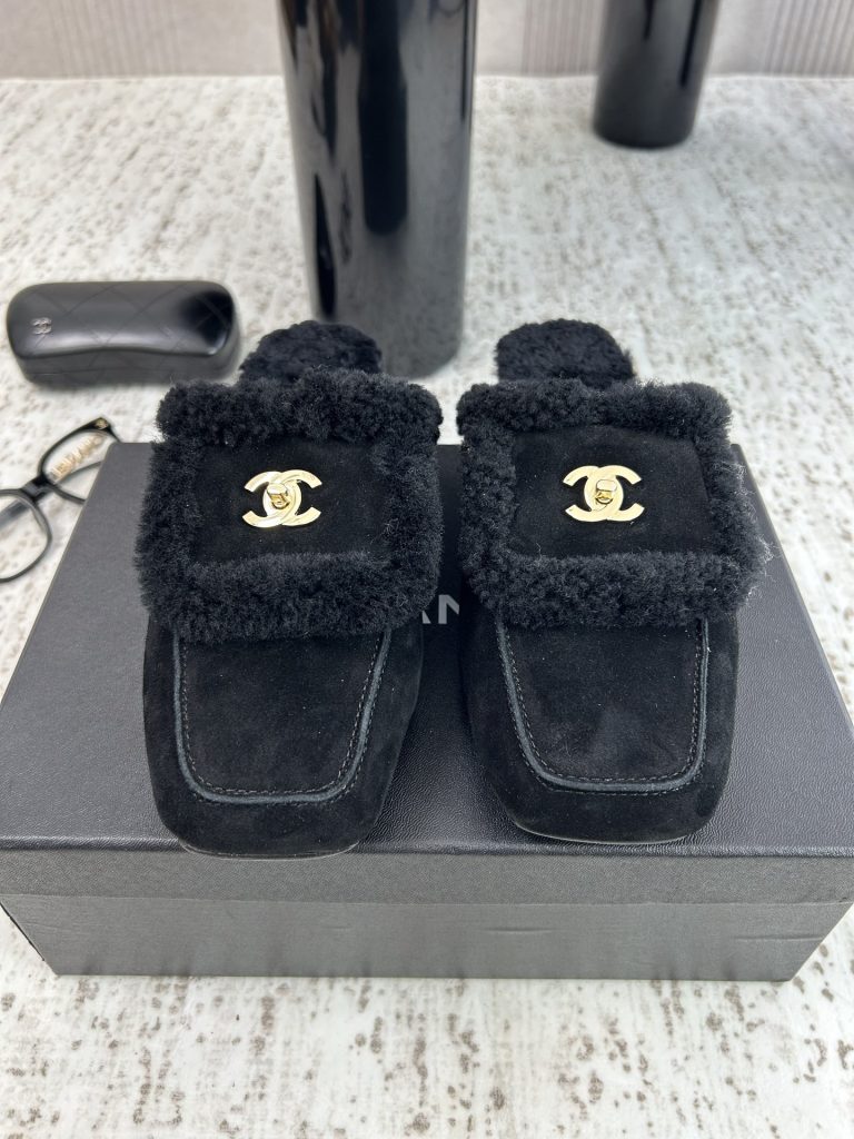 Chanel Slides - view 1