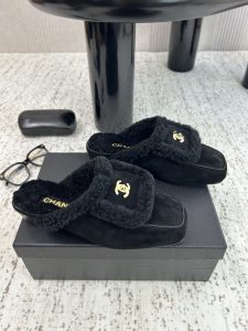 Chanel Slides - view 4
